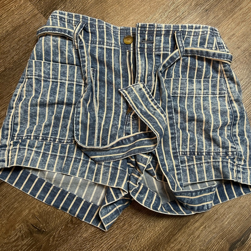 High waisted striped American Eagle shorts with belt